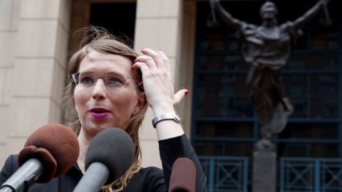 Manning ofreció declaraciones a los medios a su llegada a testificar.