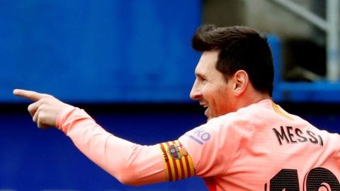 El delantero argentino del Barcelona, Lionel Messi celebra su segundo gol ante el Eibar.