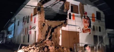 Derrumbes tras fuerte sismo en Perú.
