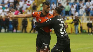 Waldemar Acosta celebra con el portero Benji Villalobos tras ganar la copa de campeón del fútbol de El Salvador.