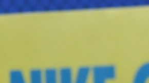 El futbolista brasileño Neymar toca su rodilla izquierda durante el entrenamiento de la selección brasileña.