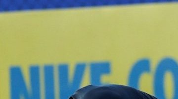 El futbolista brasileño Neymar toca su rodilla izquierda durante el entrenamiento de la selección brasileña.