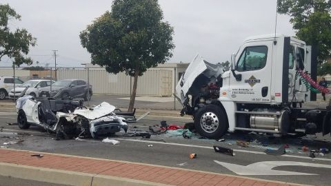 El conductor y el pasajero de un Acura se encuentran en condiciones críticas de salud.