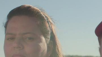 La producción presenta las historias de tres familias que se acogieron al programa TSA de FEMA.