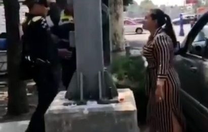 La mujer escupió a los agentes.
