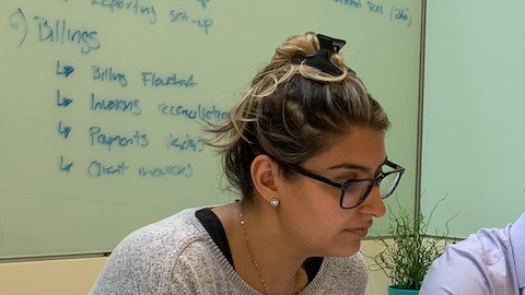 Alex Ramírez (c), presidente de T2O, analiza estrategias de mercadotecnia con miembros de su equipo. (Suministrada)