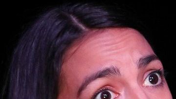 Alexandria Ocasio Cortez y Dagen McDowell.