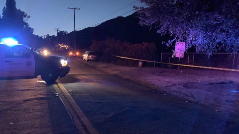 La víctima corrió hacia una residencia cercana localizada entre la Avenida Roosevelt y Altadena Drive donde pidió ayuda.