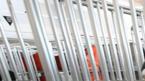 Los empleados también recibirán tres meses de sus sueldo como parte de su liquidación.