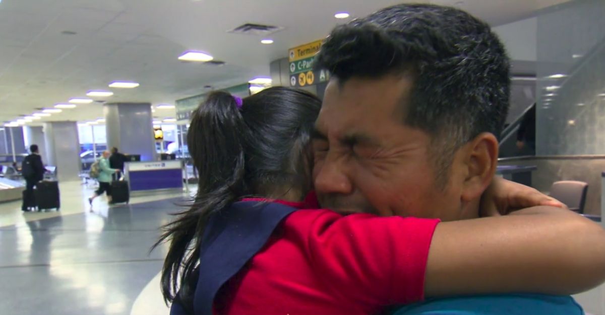 VIDEO: El emotivo reencuentro de una niña de 7 años con su padre migrante -  La Opinión