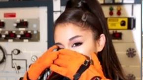 La popular cantante Ariana Grande estuvo de visita en el histórico Johnson Space Center.