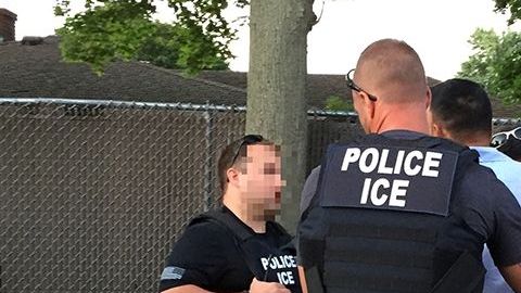 ICE aumenta acuerdos con policías locales para retener a inmigrantes.