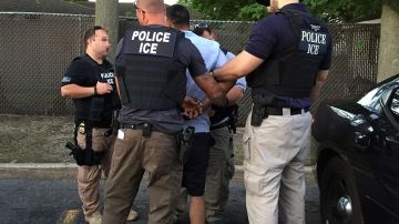 ICE aumenta acuerdos con policías locales para retener a inmigrantes.