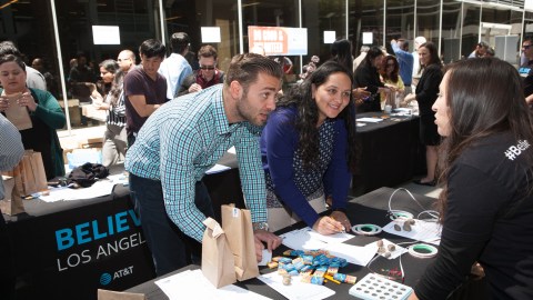 Voluntarios de AT&T durante el evento de lanzamiento.
