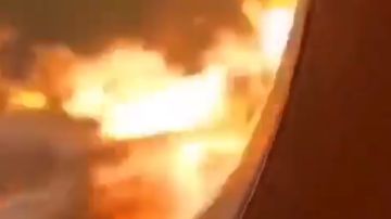 El fuego envolvió al avión.