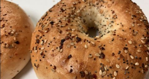 Un simple bagel desató una amarga experiencia