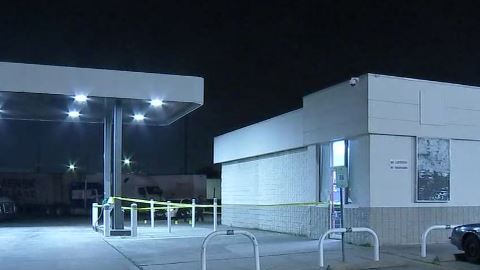 Hombre asesinado a balazos en el estacionamiento de una gasolinera.