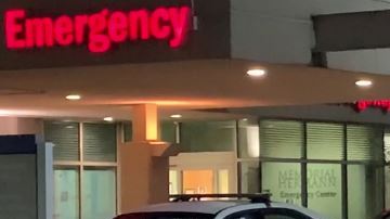 Investigadores están trabajando para localizar al hombre que lo llevo a la sala de emergencia.