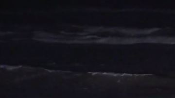 Las olas de retorno están tan fuertes que los salvavidas les están pidiendo a los nadadores con experiencia que no vayan a profundidad.