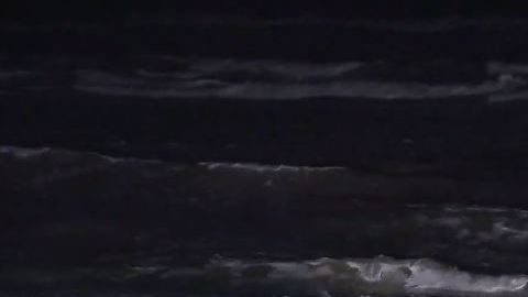 Las olas de retorno están tan fuertes que los salvavidas les están pidiendo a los nadadores con experiencia que no vayan a profundidad.