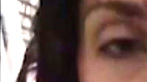 Yazmina Jade Adler se pinta la cara con sangre.