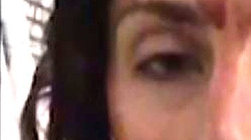 Yazmina Jade Adler se pinta la cara con sangre.