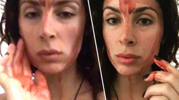 Yazmina Jade Adler se pinta la cara con sangre.