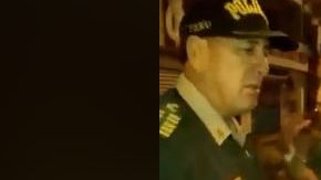 El hombre que llevaba unas copas de más suplicaba lo alejaran de su mujer.