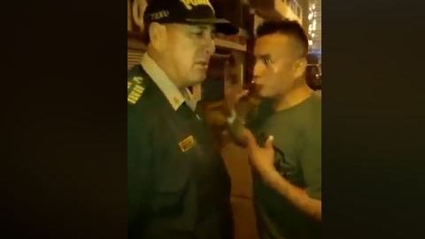 El hombre que llevaba unas copas de más suplicaba lo alejaran de su mujer.