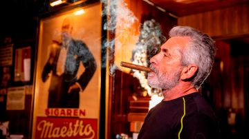 Rigo Fernández, propietario de Buena Vista Cigar Club,  en su salón de tabaco en Beverly Hills, California.