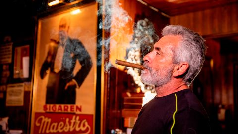 Rigo Fernández, propietario de Buena Vista Cigar Club, en su salón de tabaco en Beverly Hills, California.