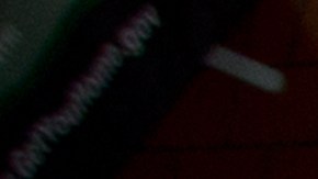 Mexicanos esperan para cruzar la frontera a pie en la garita de Calexico.