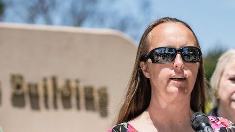 Misty Camfield habla a la prensa luego de la audiencia.
