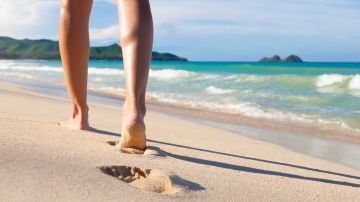 caminar descalzo playa