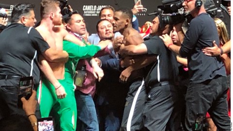 "Canelo" Álvarez y Daniel Jacobs llegaron a los manoseos después de la ceremonia de pesaje