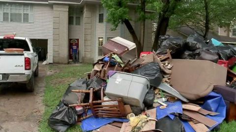 Residentes de Kingwood comienzan a abandonar sus casas.