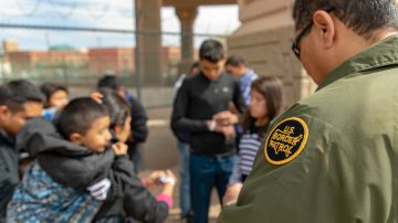 Migrantes se entregan a la Patrulla Fronteriza en  El Paso, Texas.