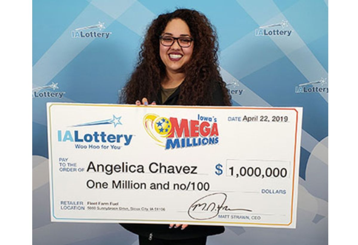 Angelica Chavez con su premio de la lotería Mega Millions.