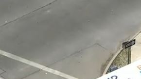 Investigadores también se encuentran analizando los videos de vigilancia en el área.