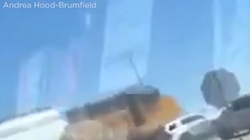 El policía fue ayudado para salir del vehículo y fue trasladado al hospital con heridas menores.