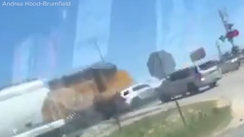 El policía fue ayudado para salir del vehículo y fue trasladado al hospital con heridas menores.