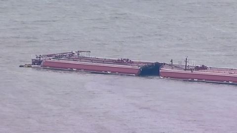 Los primeros reportes por parte del Puerto de Houston indican que no hay personas heridas.