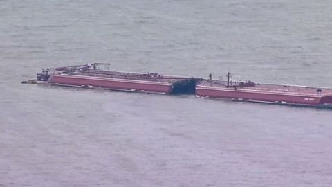 Los primeros reportes por parte del Puerto de Houston indican que no hay personas heridas.