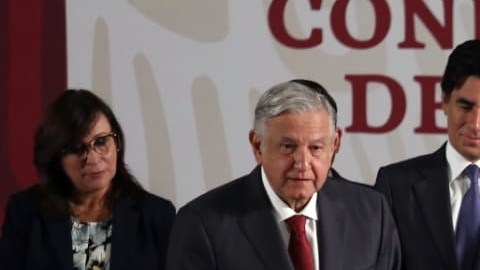 AMLO firma acuerdo para refinanciar a Pemex.