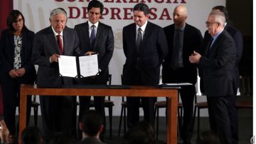AMLO firma acuerdo para refinanciar a Pemex.