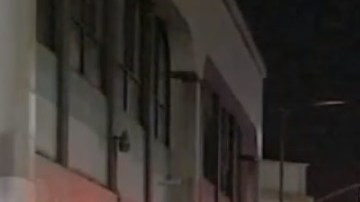Una persona murió tras tiroteo cerca del centro de Los Ángeles y otra víctima fue hallada con heridas de bala en el carro abandonado.