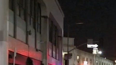 Una persona murió tras tiroteo cerca del centro de Los Ángeles y otra víctima fue hallada con heridas de bala en el carro abandonado.