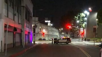 Una persona murió tras tiroteo cerca del centro de Los Ángeles y otra víctima fue hallada con heridas de bala en el carro abandonado.