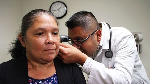 Los expertos indican que es mejor contar con cobertura médica para estar preparados ante emergencias de salud.