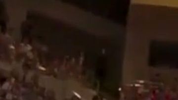 El presidente Trump entregó el trofeo al campeón.